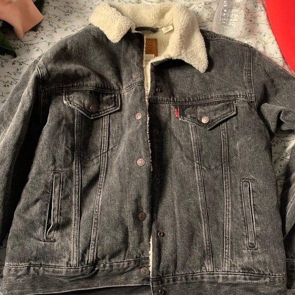 Levi's Jackets & Blazers - Levi’s Sherpa lined Jean jacket